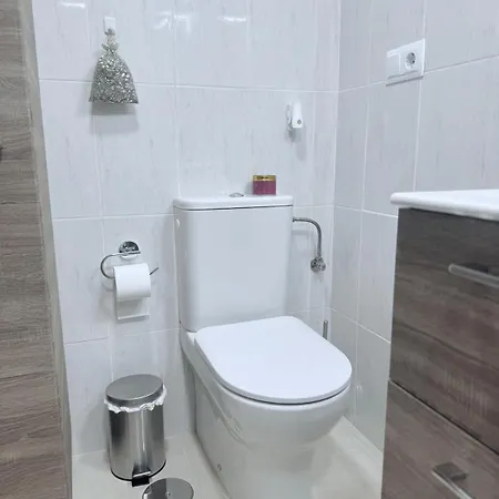 Con Piscina En 사론